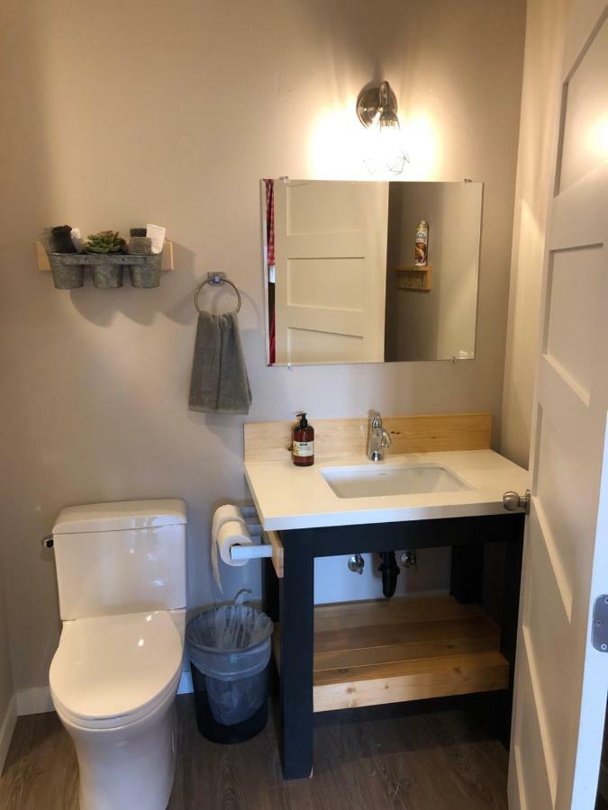 Eastside Guesthouse And Bivy Бишъп Екстериор снимка